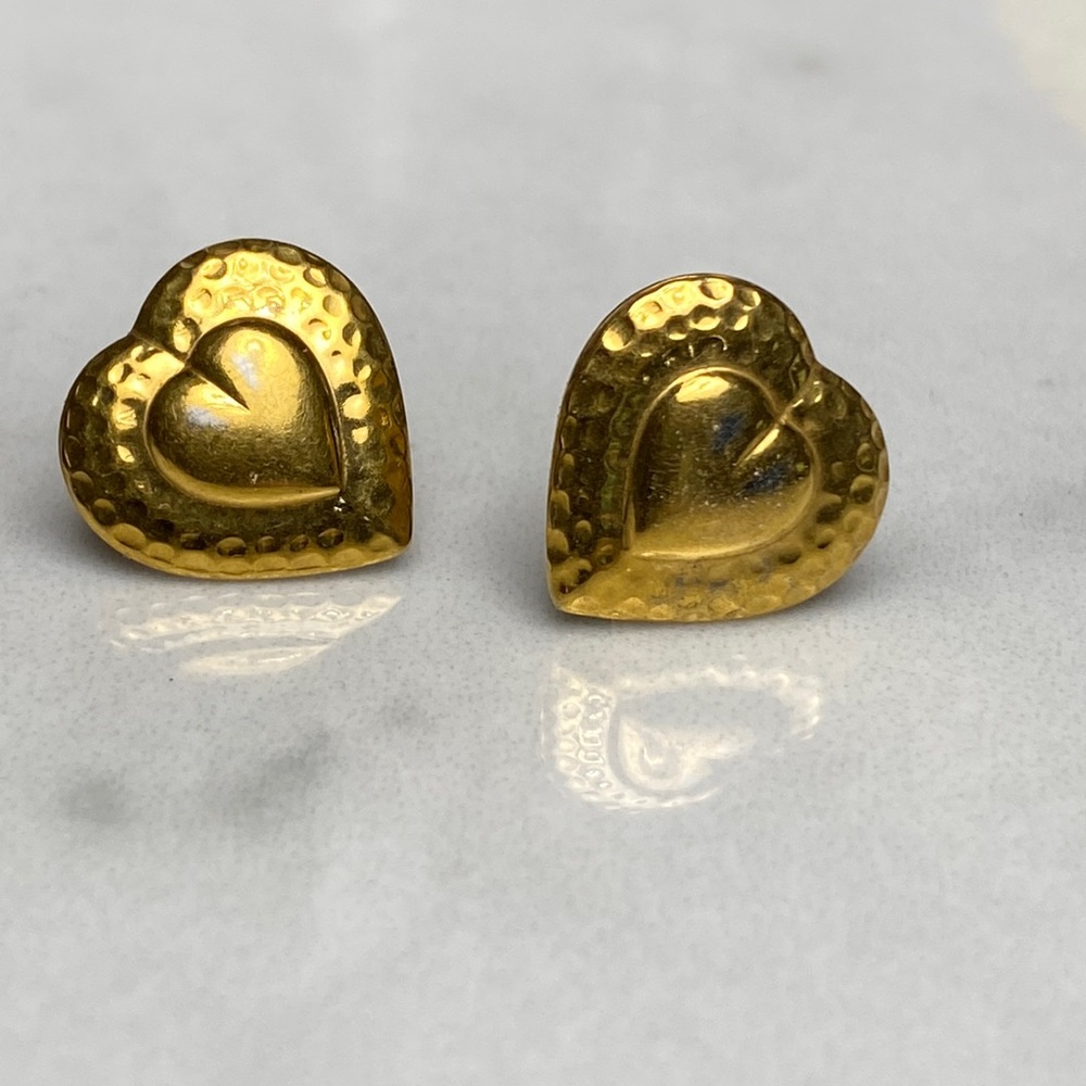 Gold coloured‎ heart shaped unmarked stud earrings